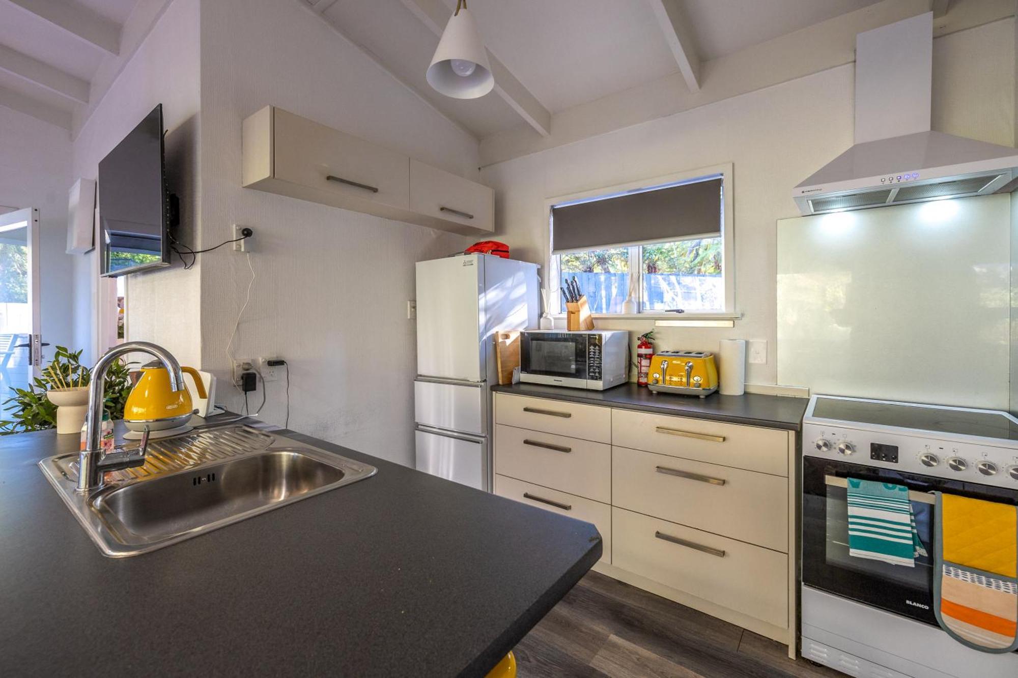 Island Sanctuary - Waiheke Holiday Home Ostend Bagian luar foto