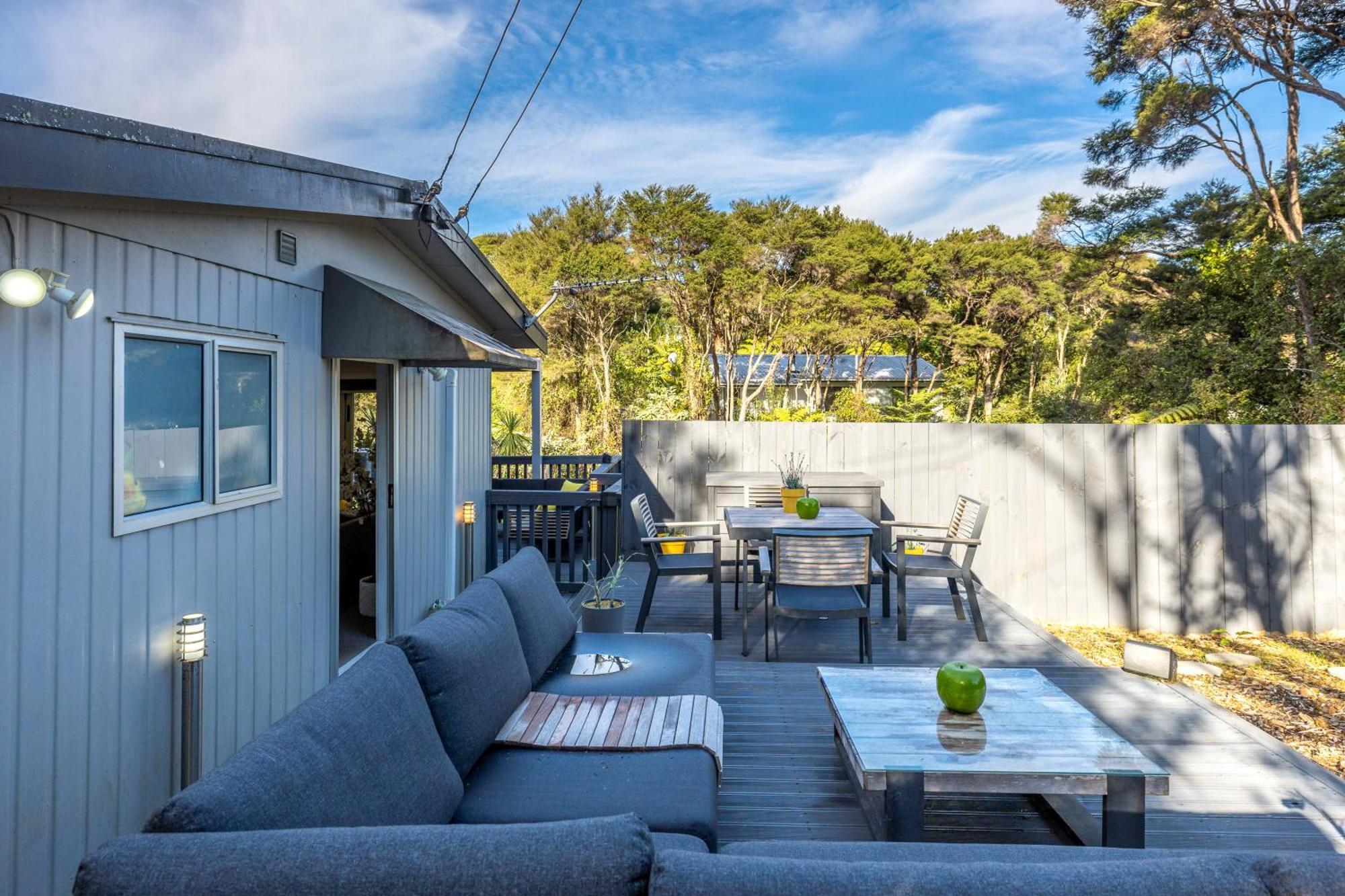 Island Sanctuary - Waiheke Holiday Home Ostend Bagian luar foto
