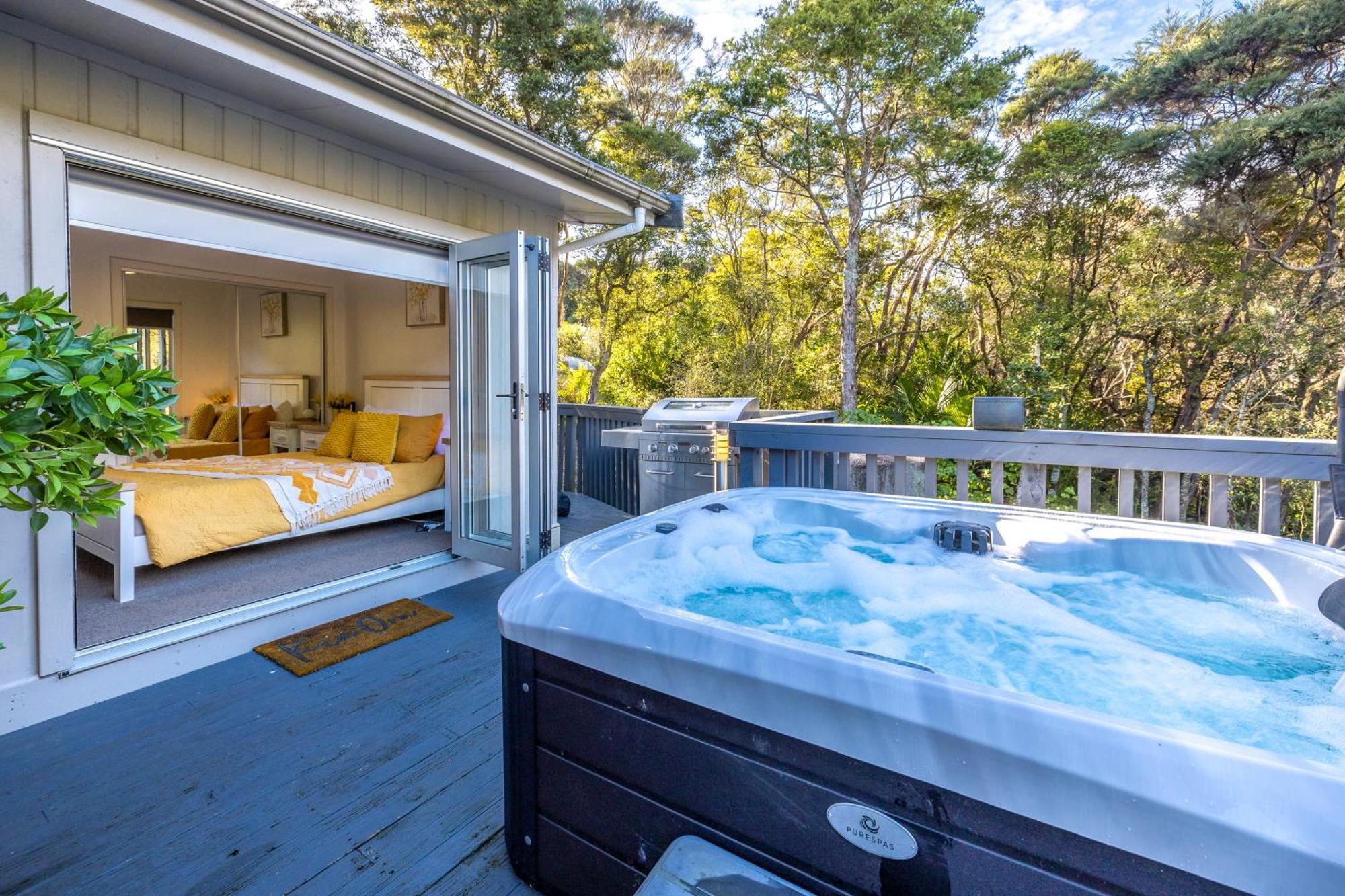 Island Sanctuary - Waiheke Holiday Home Ostend Bagian luar foto
